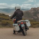 Comment bien charger ses bagages à moto pour voyager en sécurité ?